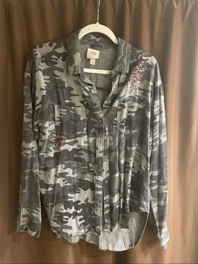 Ladies Knox Rose Grey Camouflage Button-Down Shirt with Floral Embroidery
